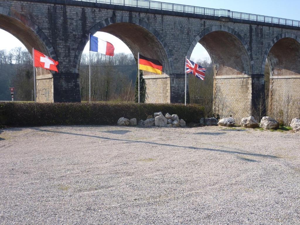 Auberge Du Viaduc Saint-Lattier Exterior photo